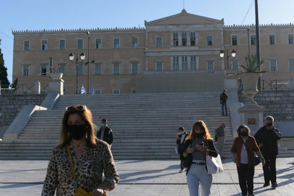 Κορονοϊός: «Πέφτουν» οι μάσκες από σήμερα στους εξωτερικούς χώρους