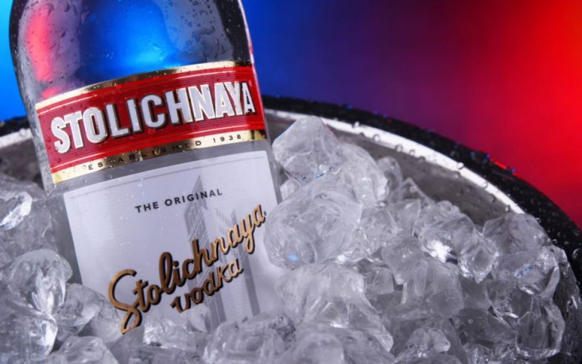 Αλλάζει όνομα η βότκα Stolichnaya και αποκηρύσσει το καθεστώς Πούτιν