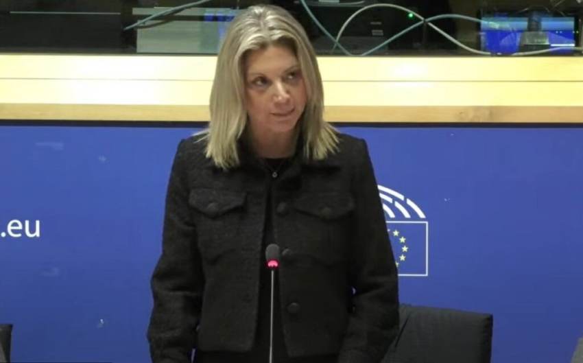 Χυδαία επιθεση δεξιού τρολ στην Μαρία Καρυστιανού: “Το χτύπησες το μποταξάκι!”