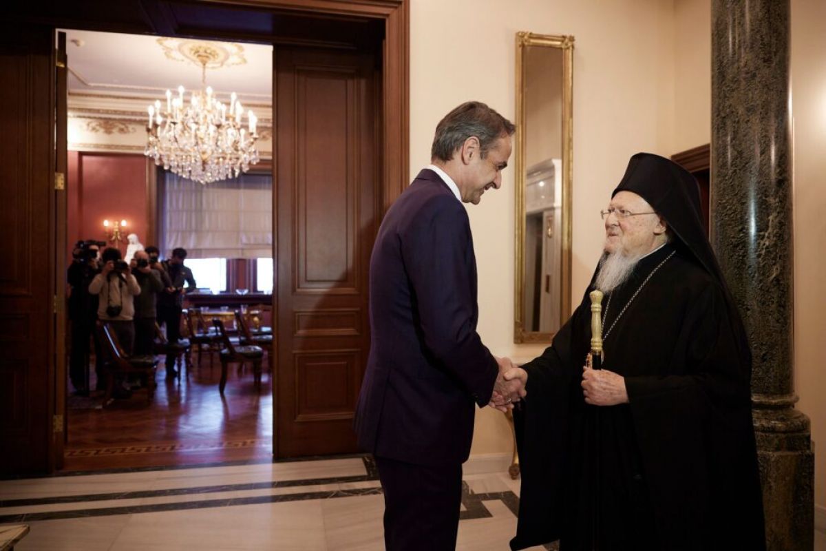 Μητσοτάκης: Μπέρδεψε την κοιτίδα με την … κοίτη (εικόνα)