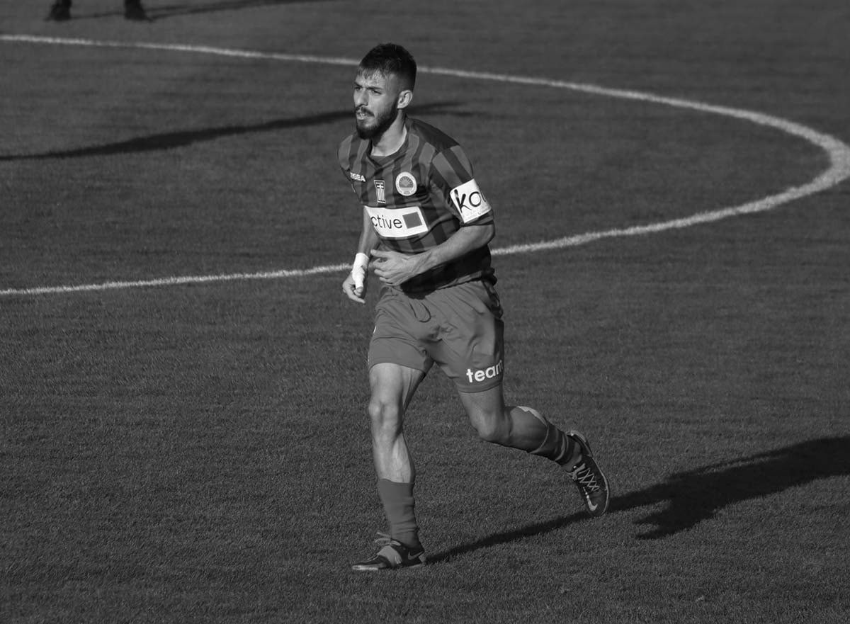 Θρήνος στο ελληνικό ποδόσφαιρο: Πέθανε ο παίκτης που κατέρρευσε στο γήπεδο – ΦΩΤΟ