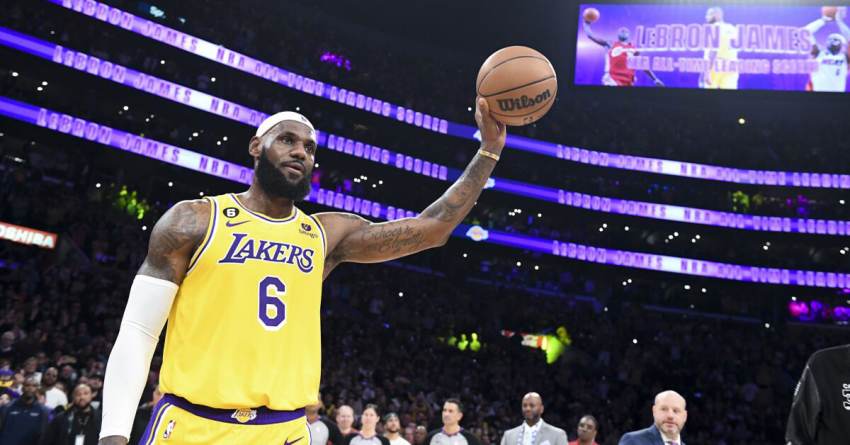 O «Βασιλιάς» Λεμπρόν έγινε ο πρώτος σκόρερ στην ιστορία του NBA