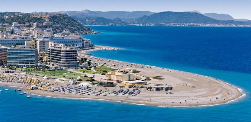 Ένας Μαλλιαράκης και μία ομπρέλα ξευτέλισαν ένα νησί και έναν εργαζόμενο.