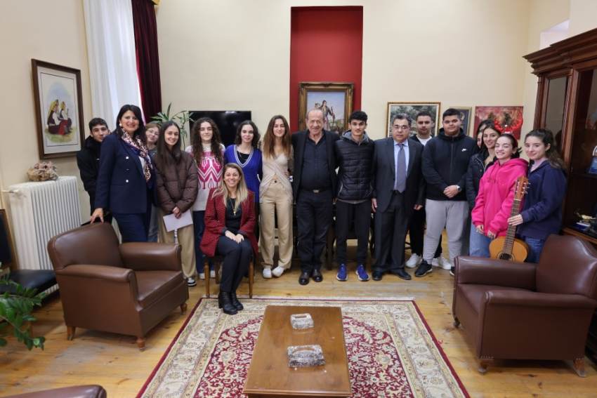 Χριστουγεννιάτικα κάλαντα στο Δημαρχείο από μαθητές των σχολείων του Γυθείου