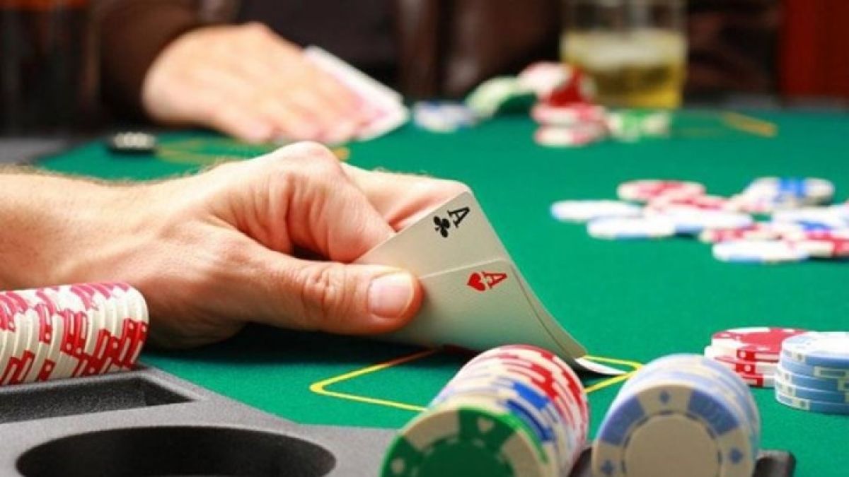 Πλατεία Βάθης: Συλλήψεις μετά από έφοδο σε παράνομη χαρτοπαικτική λέσχη - Ανάμεσά τους -ξανά- γνωστός τραγουδιστής