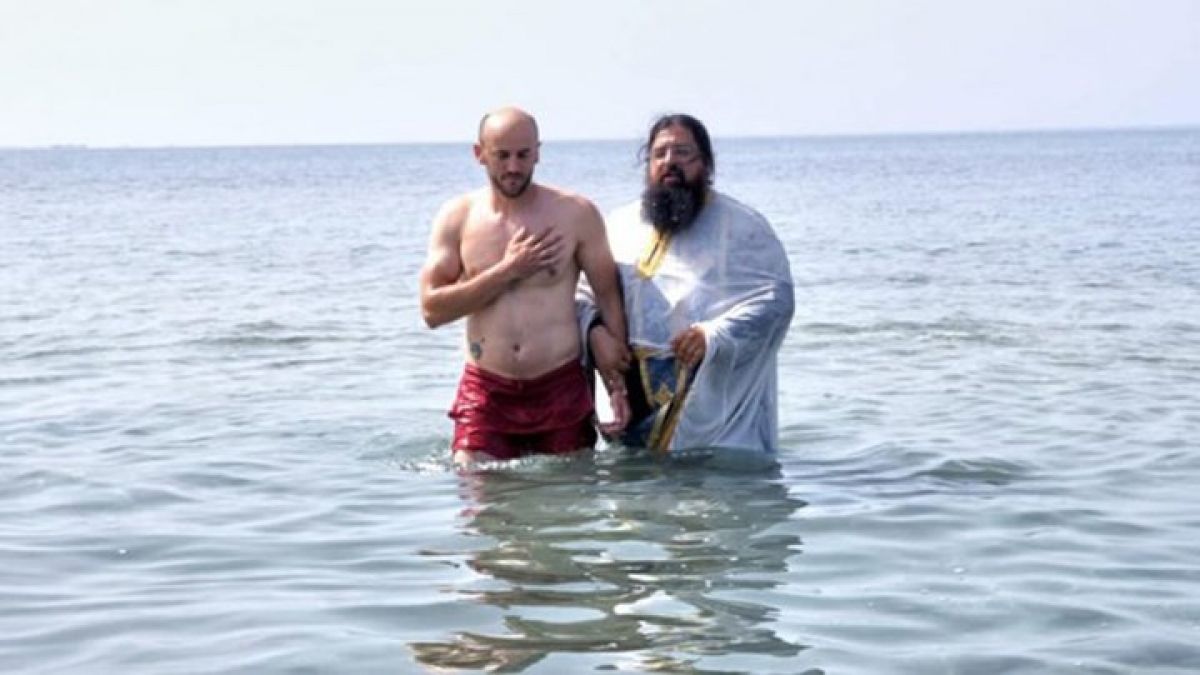 Βαπτίστηκε στη θάλασσα από τον πατήρ Βησσαρίων που έχασε την 14χρονη κόρη του - ΦΩΤΟ