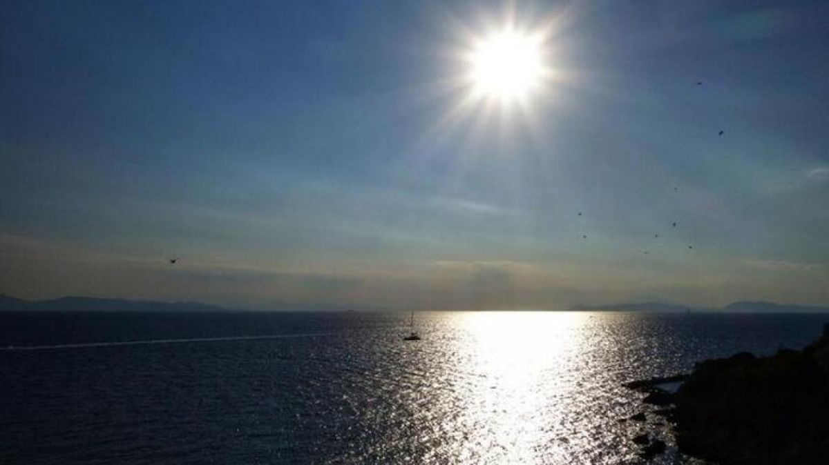 Καιρός: Αίθριος με αραιές νεφώσεις σήμερα – Πού θα φτάσει η θερμοκρασία