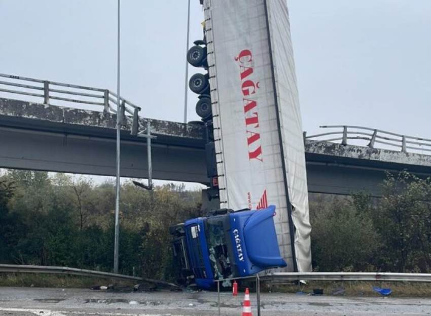 Απίστευτες εικόνες: Φορτηγό έπεσε από γέφυρα στη Θεσσαλονίκη