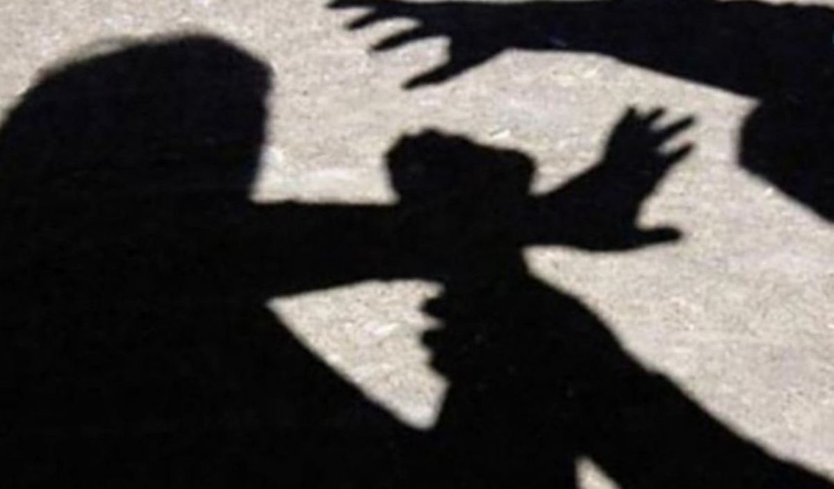 Καταγγελία σοκ στην Εύβοια: Την έσυρε από τα μαλλιά στο πάτωμα και την χτύπησε μπροστά στα τρία παιδιά τους
