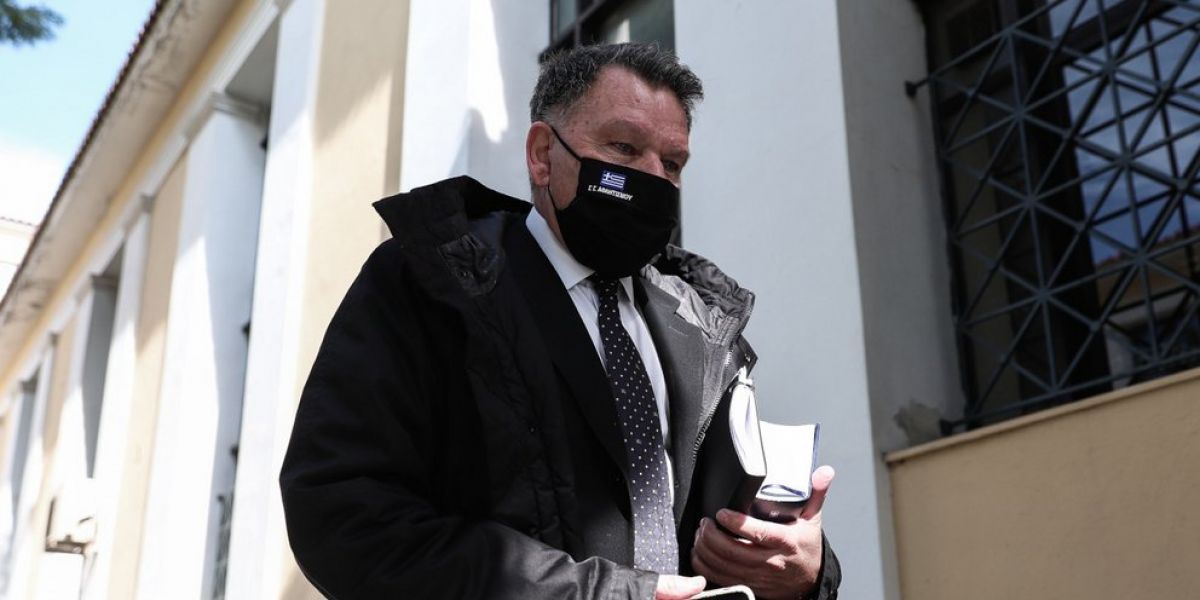 Αποδοκίμασαν τον Κούγια έξω από το δικαστήριο - Τον έλουσαν με νερό