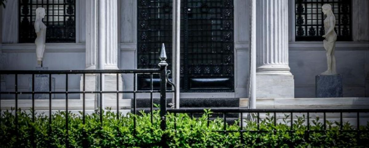 Γιατί η κυβέρνηση ρίχνει αλλού τις ευθύνες για την πανδημία
