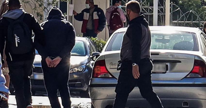 Κολωνός: Προφυλακίστηκαν οι 7 από τους 8 κατηγορούμενους για την υπόθεση βιασμού της 12χρονης