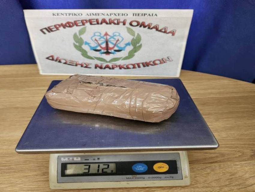 Στη σύλληψη 30χρονου αλλοδαπού προέβησαν, απογευματινές ώρες χθες, στελέχη της Περιφερειακής Ομάδας Δίωξης Ναρκωτικών (Π.Ο.ΔΙ.Ν.) της Λιμενικής Αρχής Πειραιά, για παράβαση των νόμων «περί εξαρτησιογόνων ουσιών» και «περί αλλοδαπών».