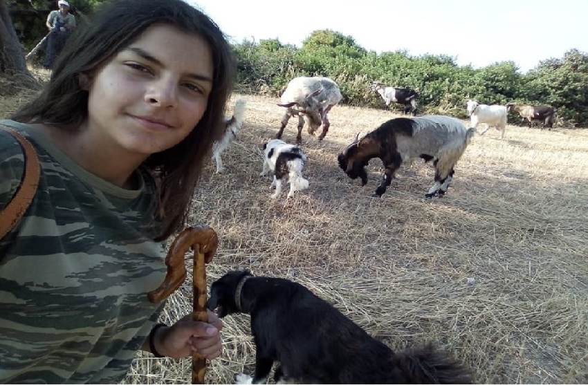 Μαρία Ρέτσα:20χρονη κτηνοτρόφος βόσκει 100 γιδοπρόβατα στην Εύβοια και δίνει ελπίδα για την νέα γενιά