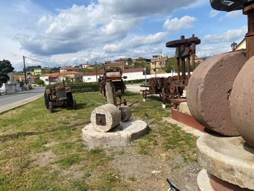 Ο Δήμαρχος Σπάρτης Πέτρος Δούκας επισκέφθηκε χθες στη Σκούρα, την υπαίθρια ‘έκθεση’ αγροτικών μηχανημάτων και την έκθεση λαογραφίας