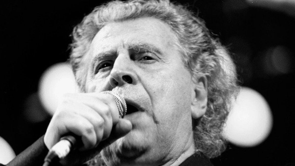 Tο κέντρο του Ηρακλείου “πλημμύρισε” με μουσικές του Μίκη Θεοδωράκη
