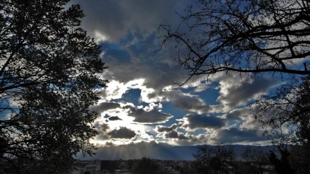 Καιρός: Συννεφιά και ζέστη – Σε ποιες περιοχές θα βρέξει