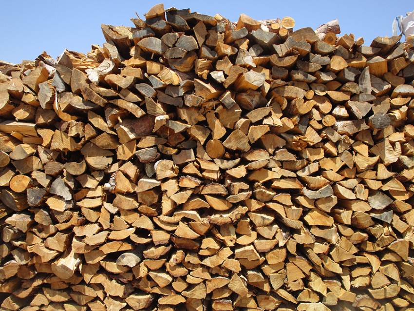 Σε παρέμβαση στην τιμή των καυσόξυλων και του πέλετ προχωρά το υπουργείο Ανάπτυξης