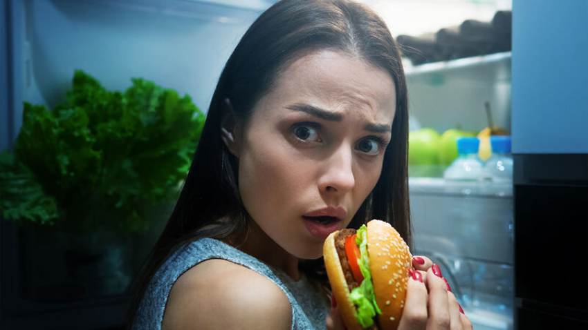 Επιστήμονες εξηγούν γιατί δεν πρέπει να τρώτε αργά το βράδυ