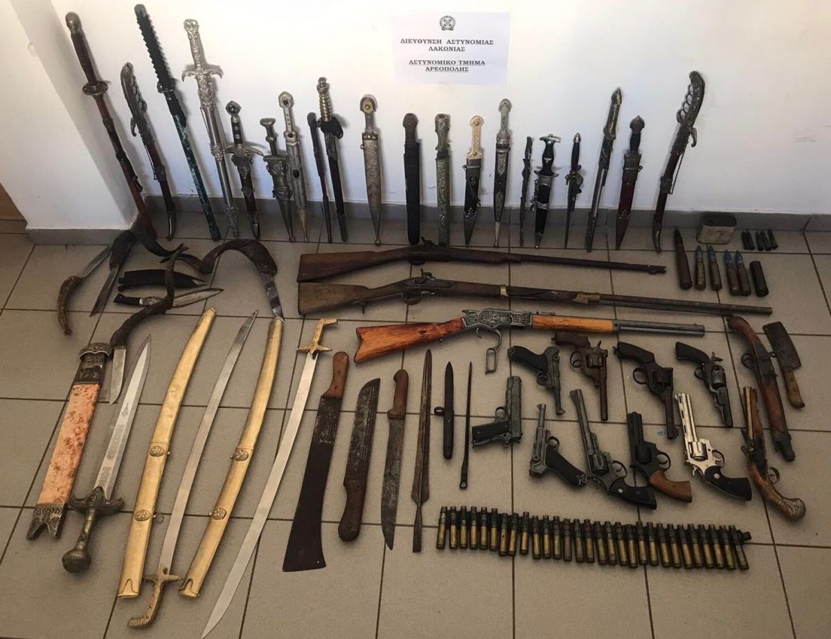 Κατασχέθηκαν, μεταξύ άλλων, καραμπίνα, πιστόλες, περίστροφα, ξίφη και μαχαίρια