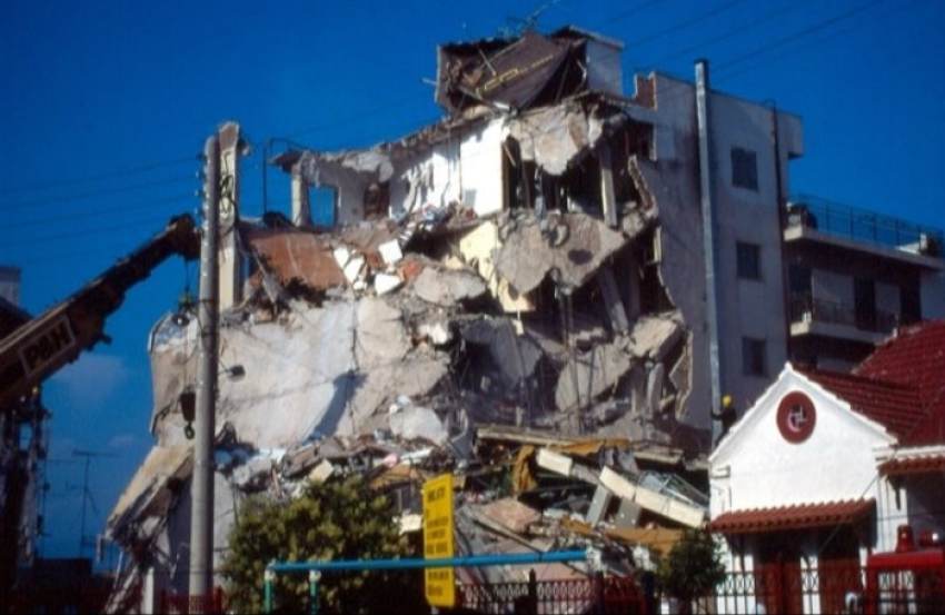 Σαν σήμερα: Σεισμός Αιγίου 1995 I Ο απεγκλωβισμός του μικρού Αντρέα