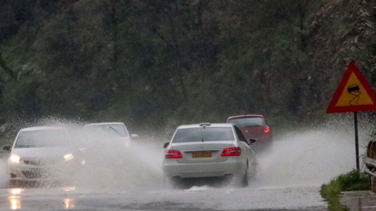 Κακοκαιρία: Πτώσεις δέντρων, προβλήματα σε ΗΣΑΠ και ένας αγνοούμενος