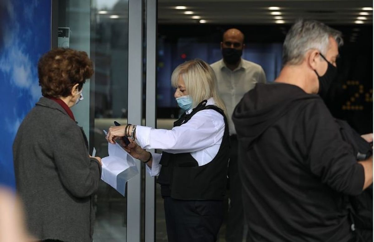 Σε καραντίνα οι ανεμβολίαστοι – Τα νέα μέτρα που εξετάζουν κυβέρνηση και επιστήμονες