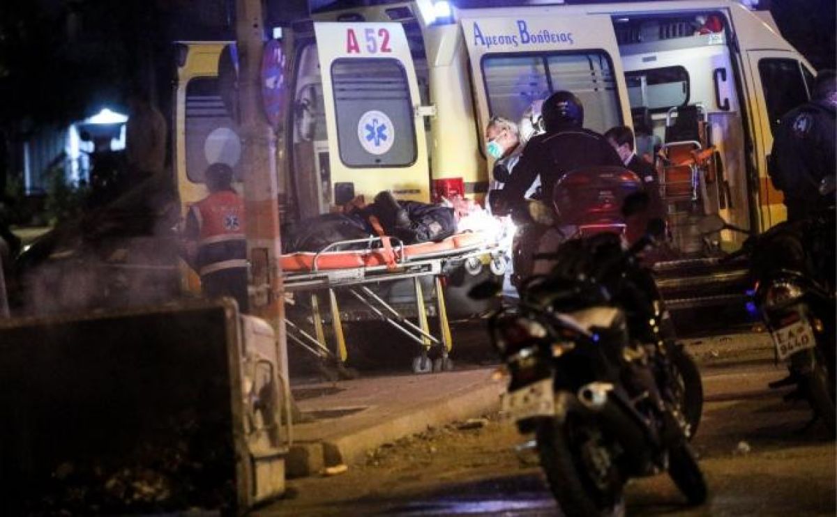 Νέα Σμύρνη: Στο «401» ο αστυνομικός που τραυματίστηκε - Καρέ καρέ η επίθεση σε βάρος του