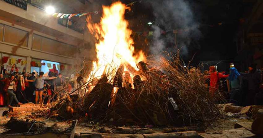 «Γύρω από τη Φωτιά» Απόκριες στην πλατεία της Σκούρας