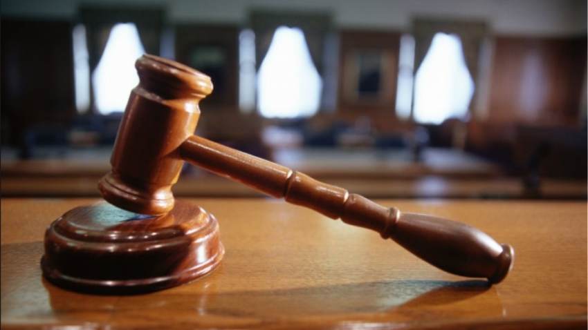 Δικαστική δικαίωση για ανεμβολίαστη υπάλληλο νοσοκομείου: Καταβολή του μισθού παρά την αναστολή εργασίας της
