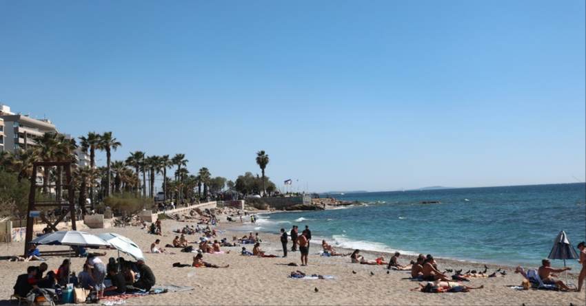 Καιρός: Άνοδος της θερμοκρασίας σήμερα και τοπικές μπόρες - Με τι καιρό θα επιστρέψουν οι εκδρομείς