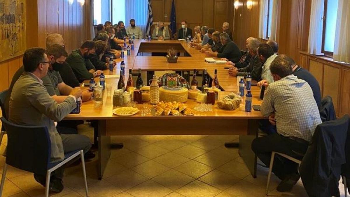 Κρητικοί αγρότες στο ΥΠΑΑΤ με τον υφυπουργό Αγροτικής Ανάπτυξης Σίμο Κεδίκογλου