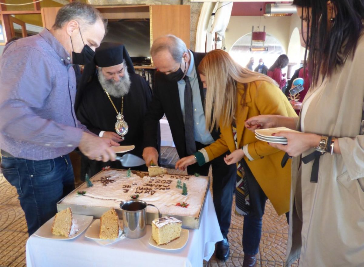Η τυχερή της βασιλόπιτας, η οποία κέρδισε ο φλουρί, ήταν η προϊσταμένη του Τμήματος Υποστήριξης Πολιτικών Οργάνων του Δήμου κ. Άννα Κάτσαρη
