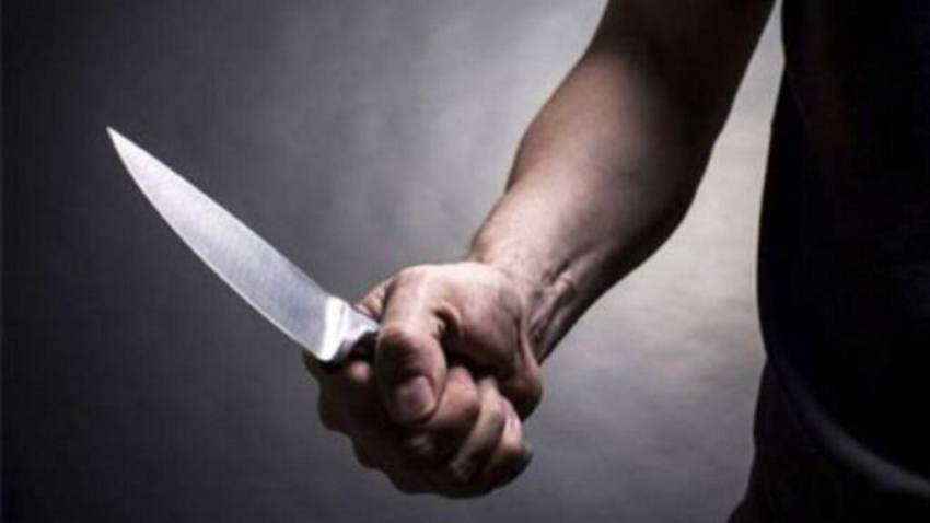 Τέσσερα άτομα μαχαίρωσαν και λήστεψαν 17χρονο στην Πλάκα