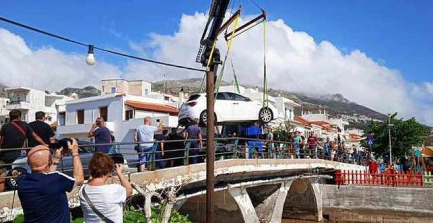 Δοκιμάστηκε από την κακοκαιρία η Νεάπολη – Αυτοκίνητα κατέληξαν στη θάλασσα