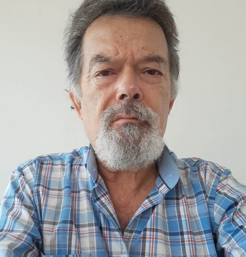 Με την πλάτη στον τοίχο