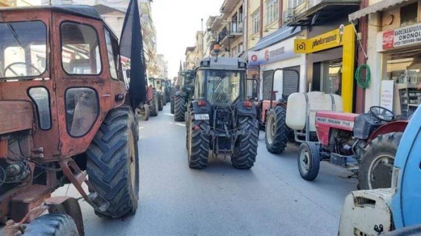 Τύρναβος: «Πλημμύρισε» με διαμαρτυρόμενους αγρότες και τρακτέρ