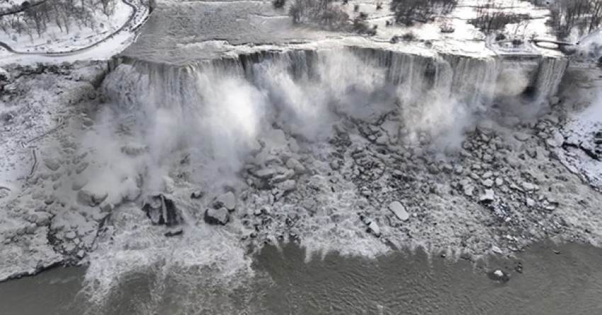 Πάγωσαν μερικώς οι καταρράκτες του Νιαγάρα (ΕΙΚΟΝΕΣ)