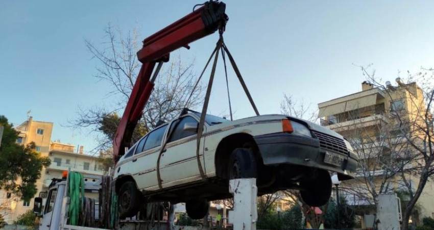 Αδειάζει η Αθήνα από τα εγκαταλελειμμένα αυτοκίνητα -Πού δημιουργούνται νέες θέσεις στάθμευσης