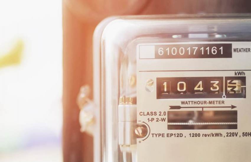 Πρώτα έκοψε τις παροχές ρεύματος στους αγρότες και τώρα λέει ότι τις επανασυνδέει