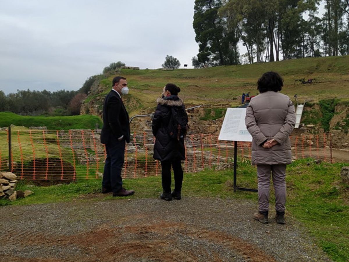 Επίσκεψη αντιπεριφερειάρχη Λακωνίας στο θέατρο της Αρχαίας Σπάρτης