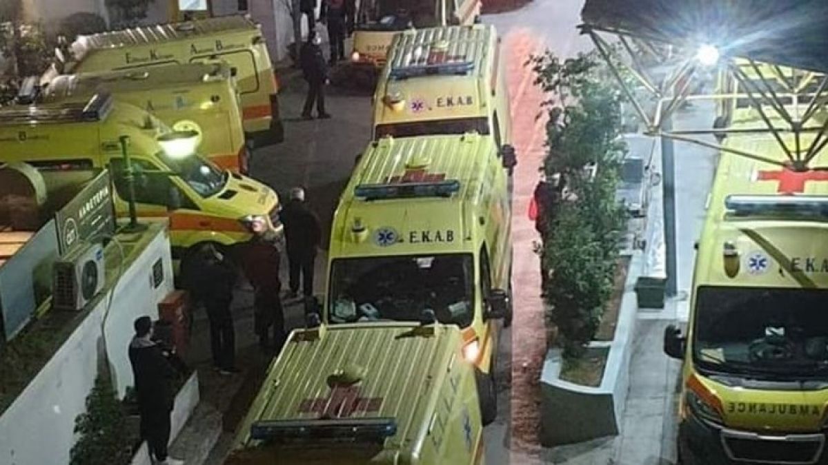 Εφημερία "πολέμου" στον Ευαγγελισμό: Ουρά από ασθενοφόρα στο νοσοκομείο - ΦΩΤΟ