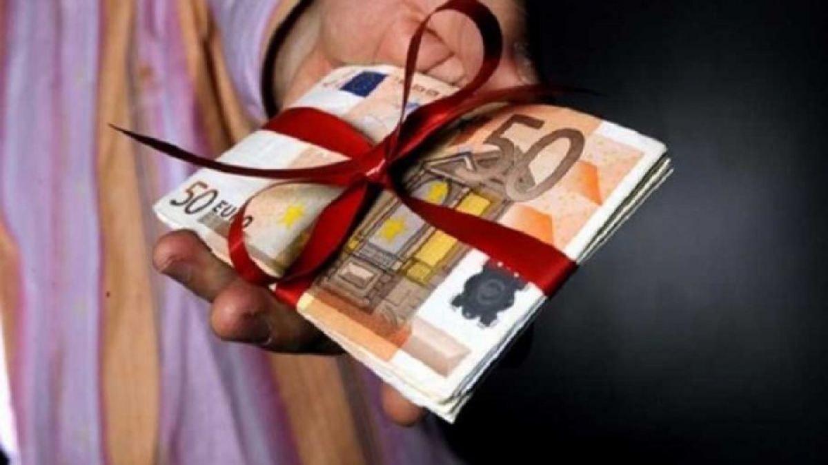 Δώρο Χριστουγέννων: Εκτοξεύθηκαν οι καταγγελίες - Εργοδότης ζήτησε να του επιστρέψουν τα χρήματα… στο καζανάκι