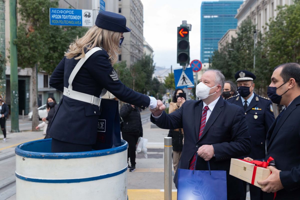Ευχές και δώρα σε τροχονόμους- Συγχαρητήρια Θεοδωρικάκου για την επιχείρηση της Αστυνομίας στο ΑΠΘ