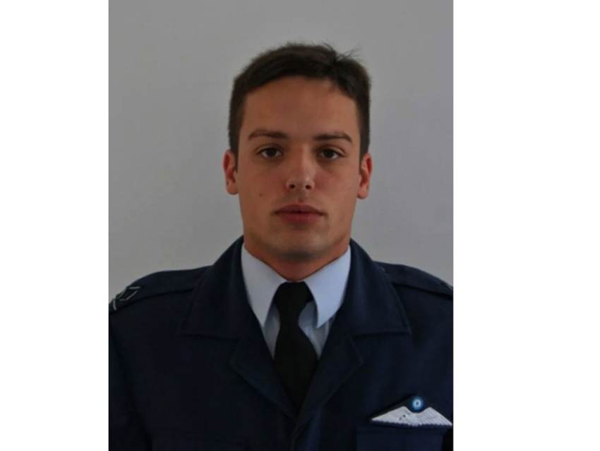 Μεσίστιες οι σημαίες στα κτήρια της Περιφέρειας Πελοποννήσου στην Τρίπολη για τον 29χρονο υποσμηναγό