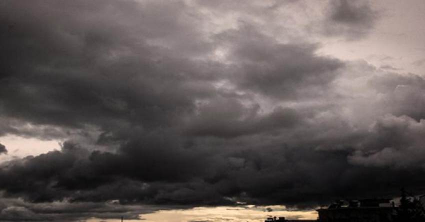 Συννεφιά και τοπικές βροχές – Πέφτει από αύριο η θερμοκρασία
