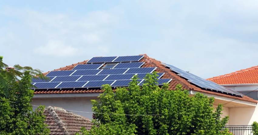 Φωτοβολταϊκά και ηλιακοί θερμοσίφωνες: Κρατική επιδότηση έως και 100% για τις δαπάνες