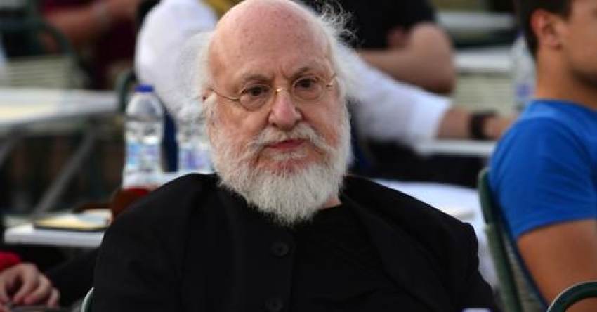 Ο Διονύσης Σαββόπουλος έχει ενσωματώσει στα τραγούδια του ότι αγαπάμε από την Ελλάδα