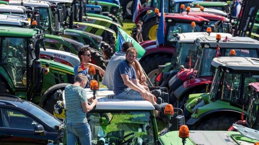 Από τα χωράφια στους δρόμους: Κύμα διαδηλώσεων αγροτών εξαπλώνεται σε όλη την Ευρώπη