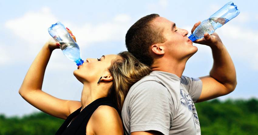 Το να μην πίνετε αρκετό νερό αυξάνει τον κίνδυνο θανάτου κατά 20%, σύμφωνα με νέα μελέτη